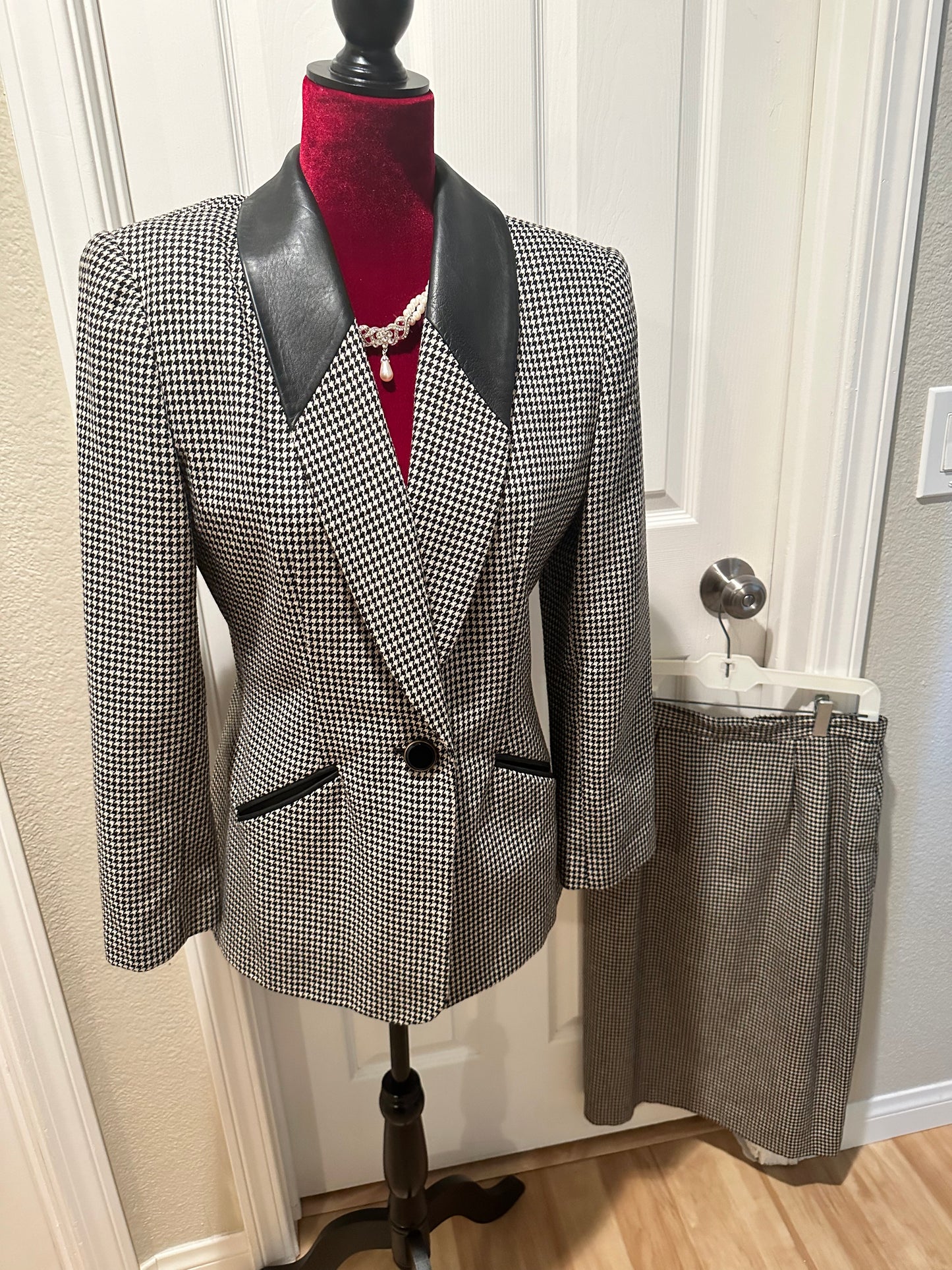 Two-Piece Houndstooth Print Kasper for ASL Jacket and Skirt, US Size 6