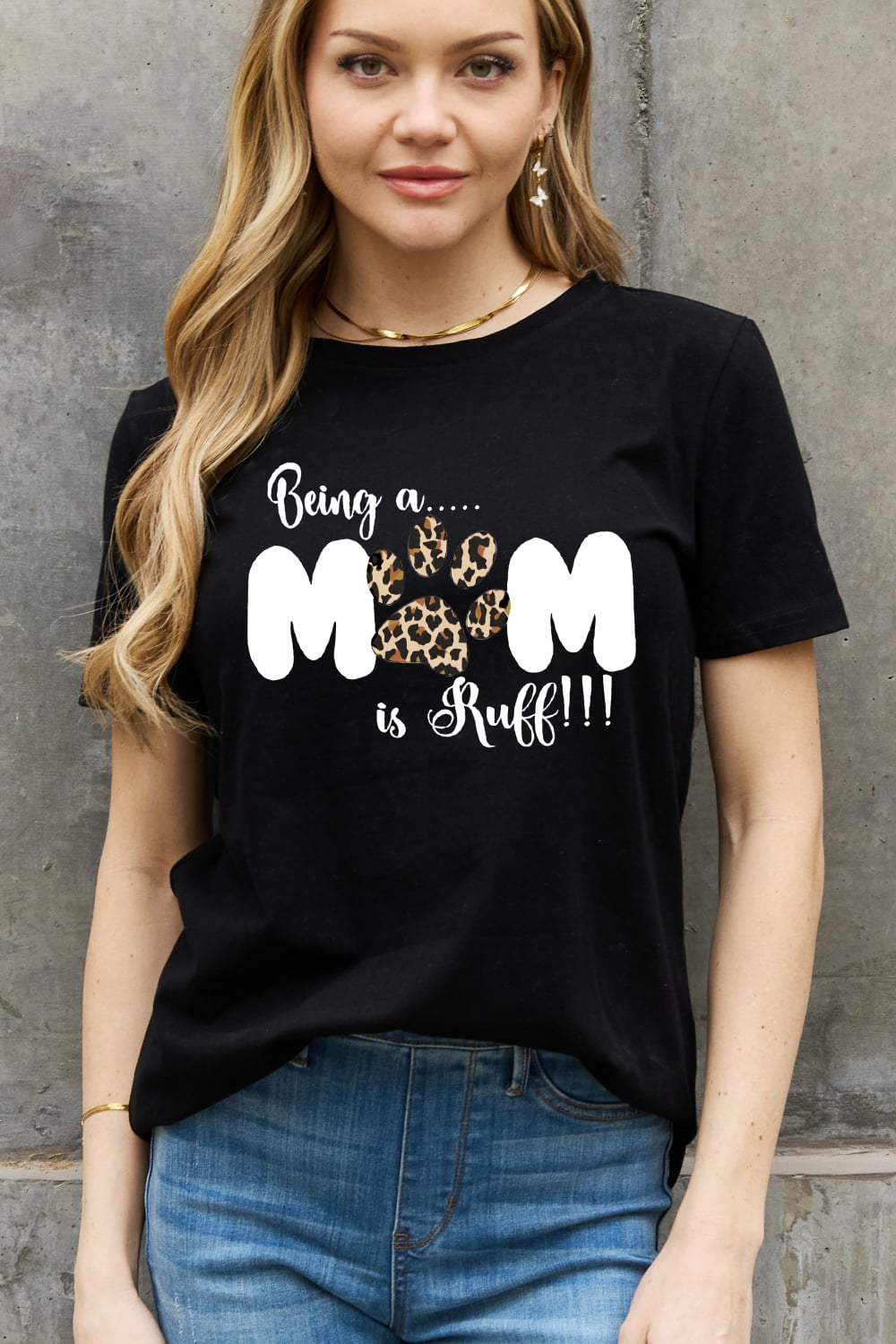 Uylees Boutique Simply Love フルサイズ BEING A MOM IS RUFF グラフィック コットン T シャツ