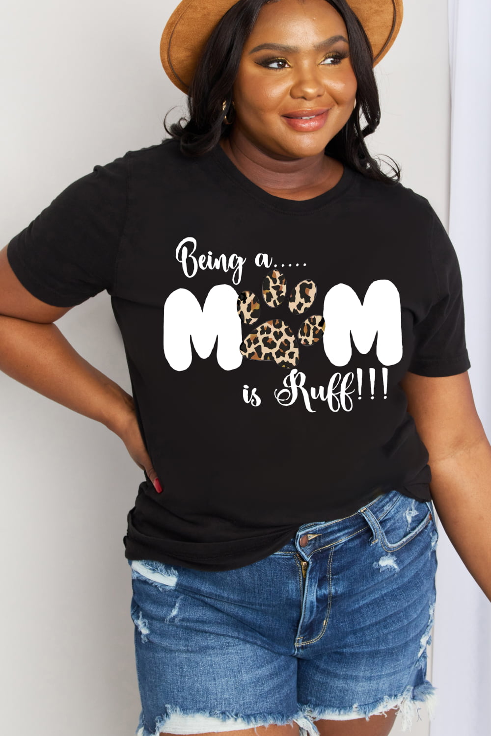 Uylees Boutique Simply Love フルサイズ BEING A MOM IS RUFF グラフィック コットン T シャツ