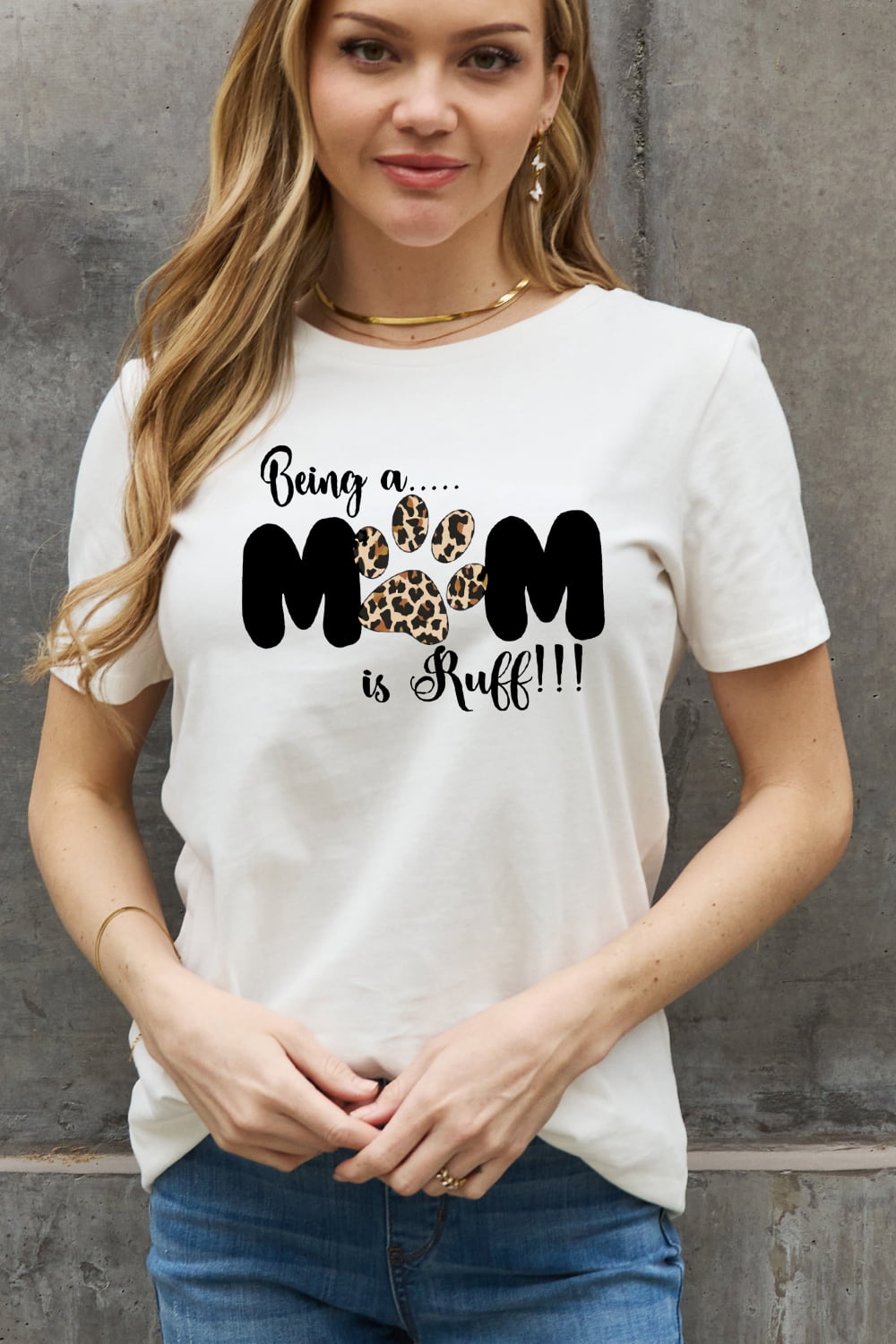 Uylees Boutique Simply Love フルサイズ BEING A MOM IS RUFF グラフィック コットン T シャツ