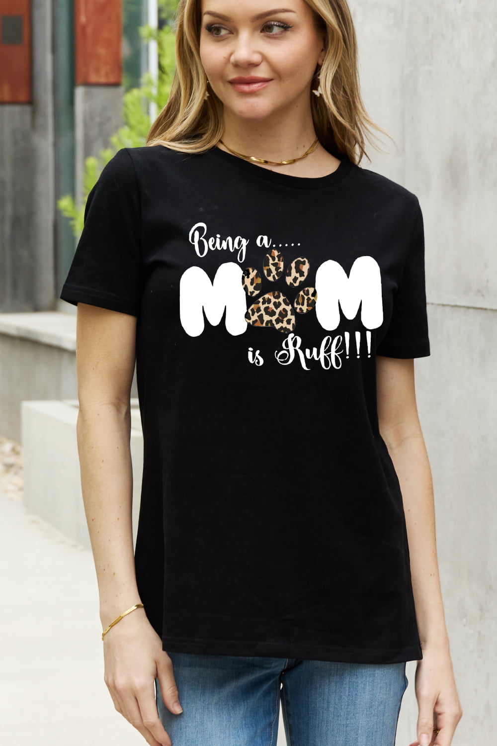 Uylees Boutique Simply Love フルサイズ BEING A MOM IS RUFF グラフィック コットン T シャツ