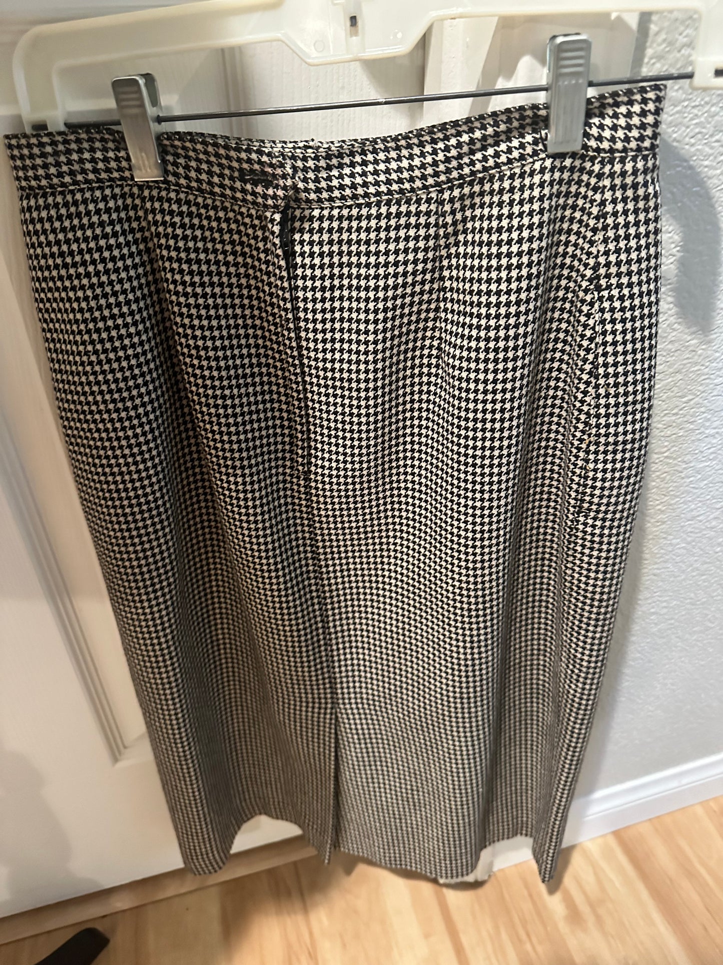Two-Piece Houndstooth Print Kasper for ASL Jacket and Skirt, US Size 6