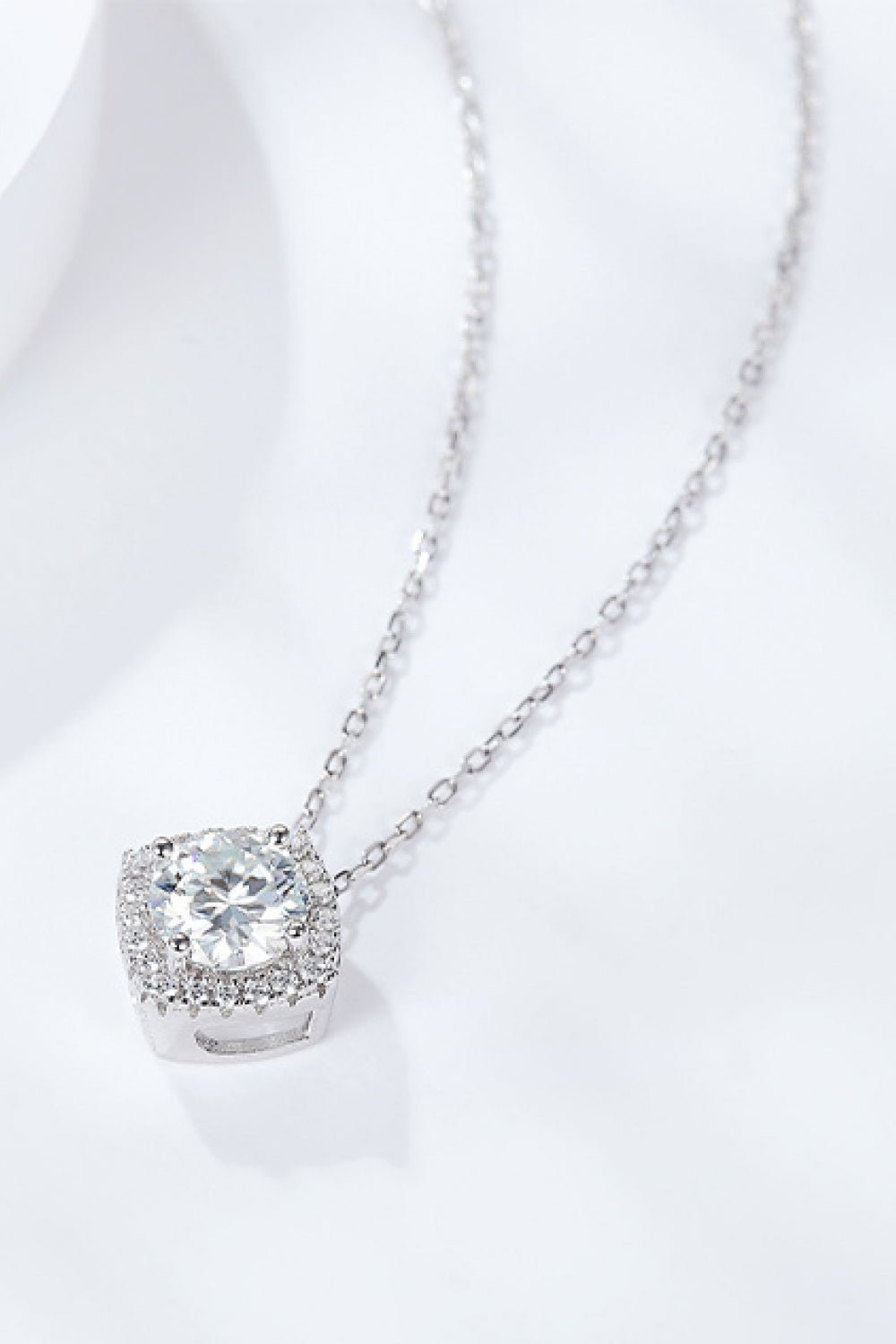 1 Carat Moissanite Geometric Pendant Necklace - Uylee's Boutique