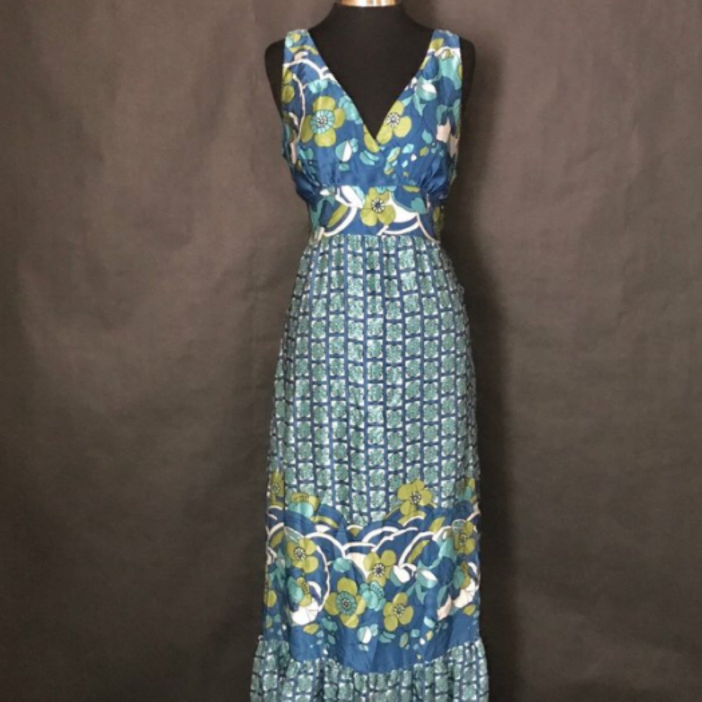 1060 Sherman Brand 100% Silk Dress, Size Small - Uylee's Boutique