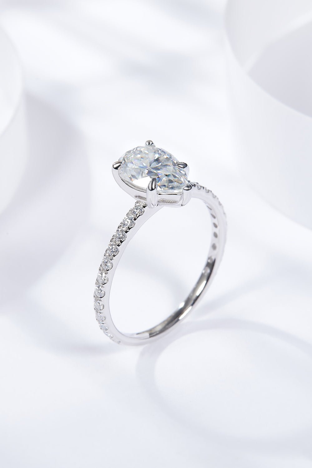 1.8 Carat Moissanite Side Stone Ring - Uylee's Boutique