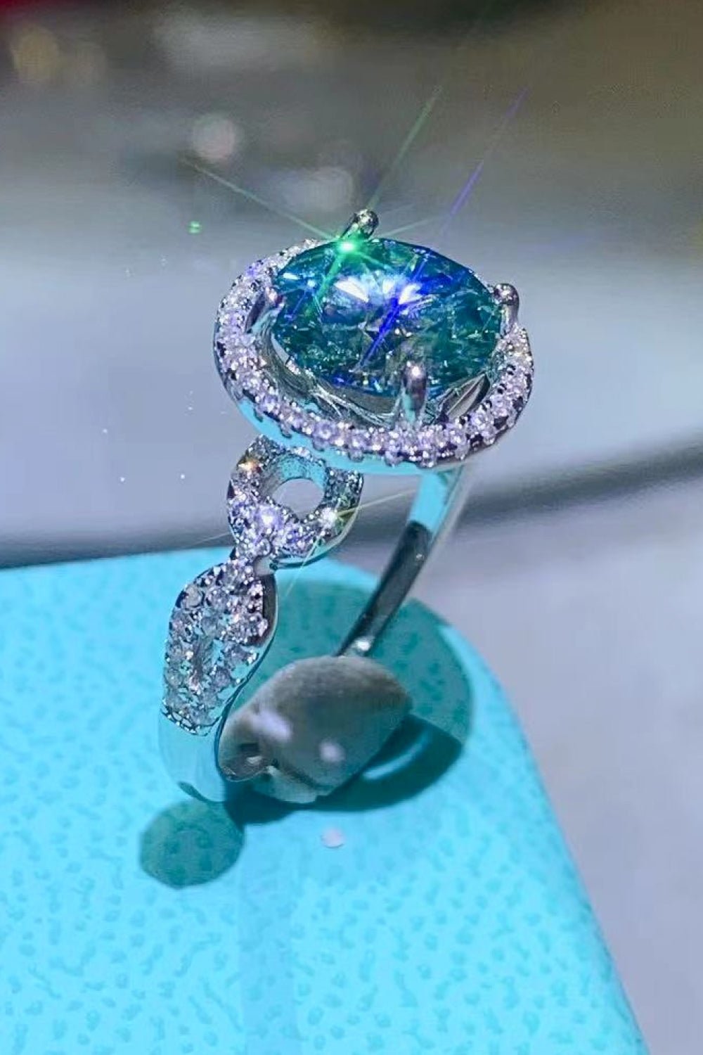 2 Carat Moissanite Emerald Green Ring - Uylee's Boutique