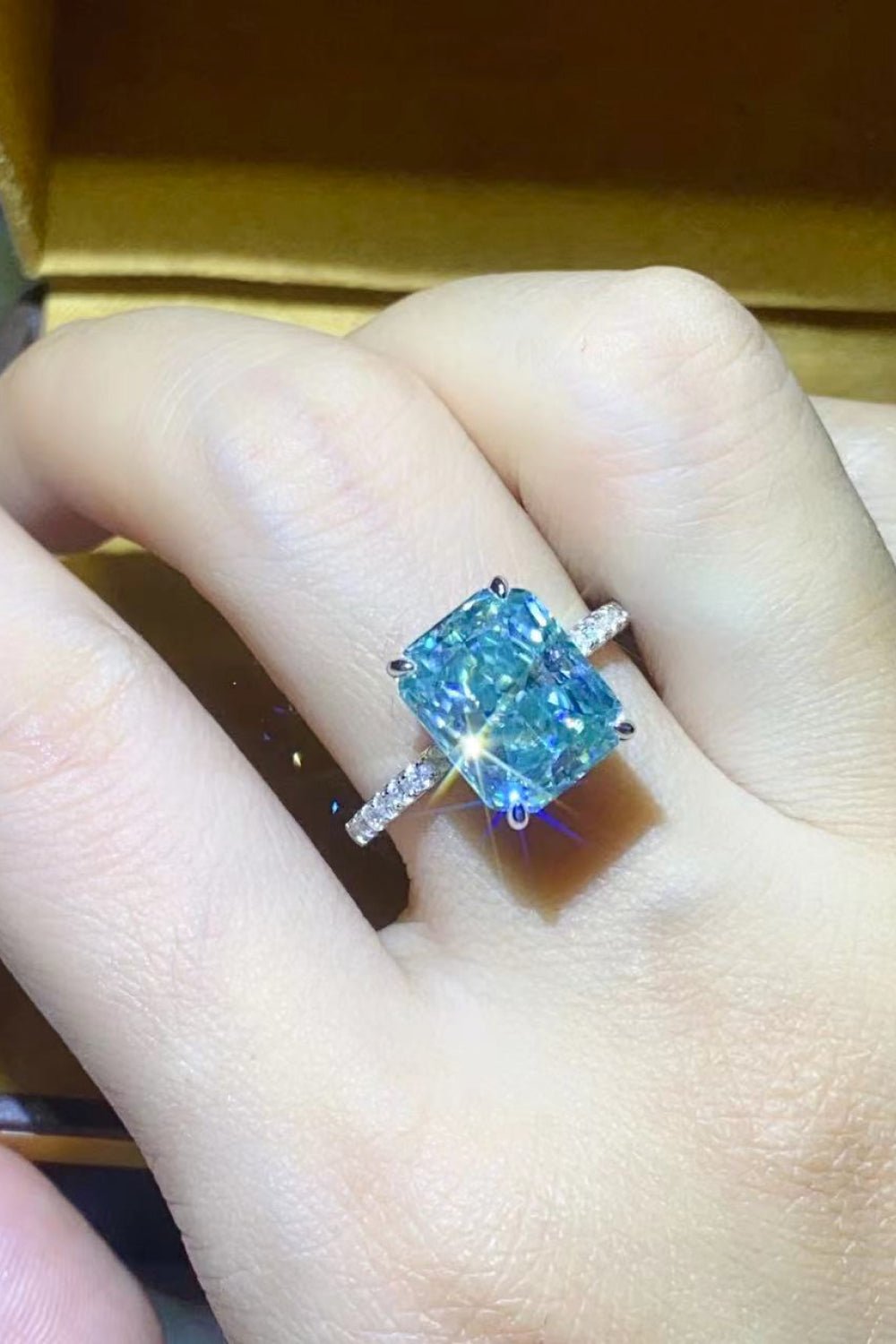 2 Carat Moissanite Ring - Uylee's Boutique