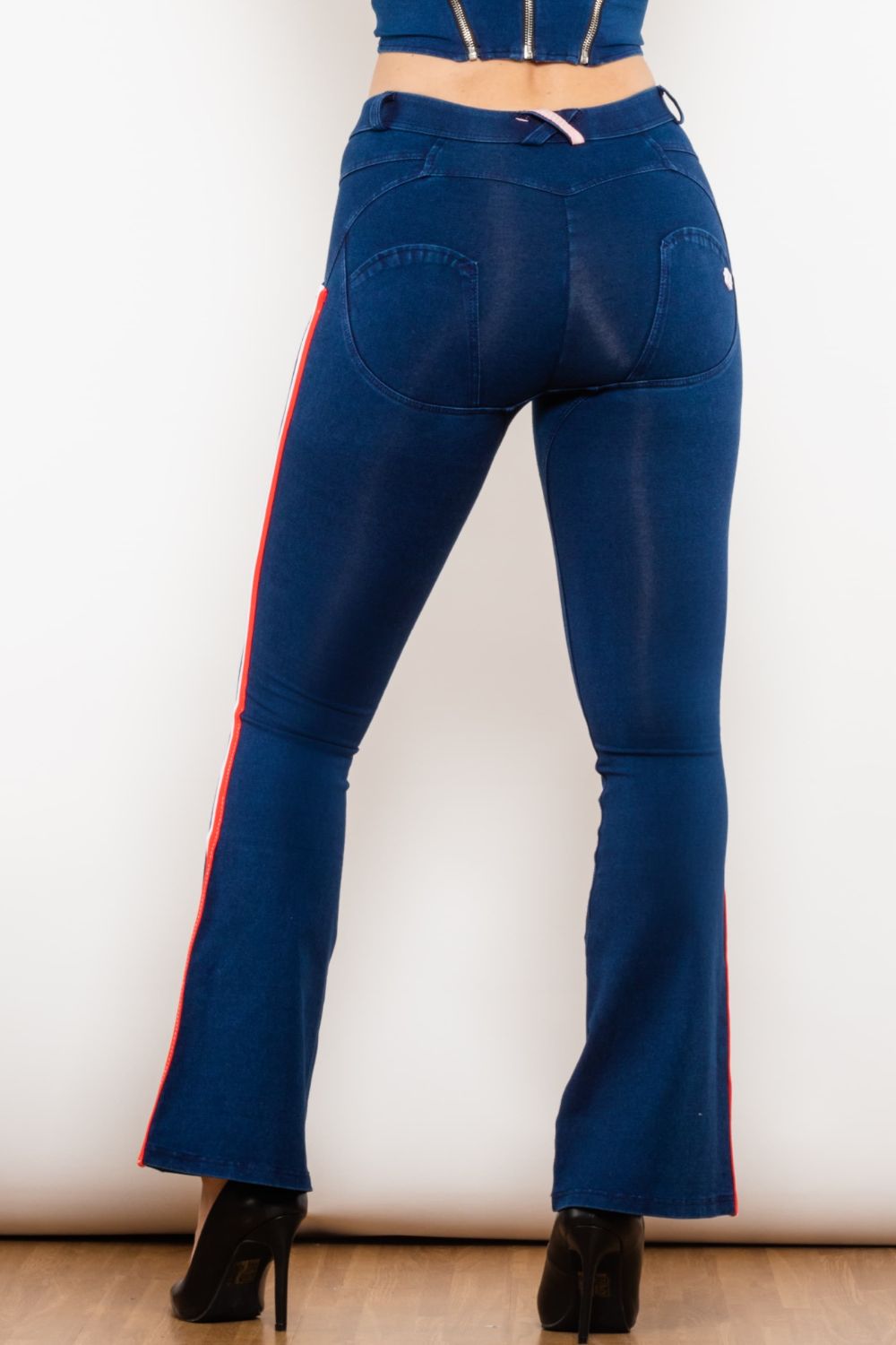 Jeans bootcut con bottoni a righe laterali