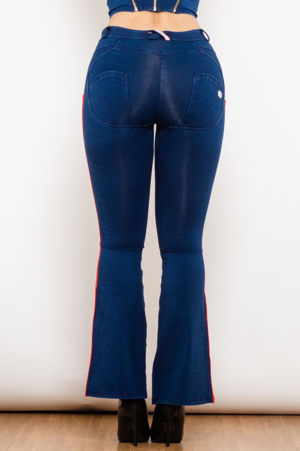 Jeans bootcut con bottoni a righe laterali