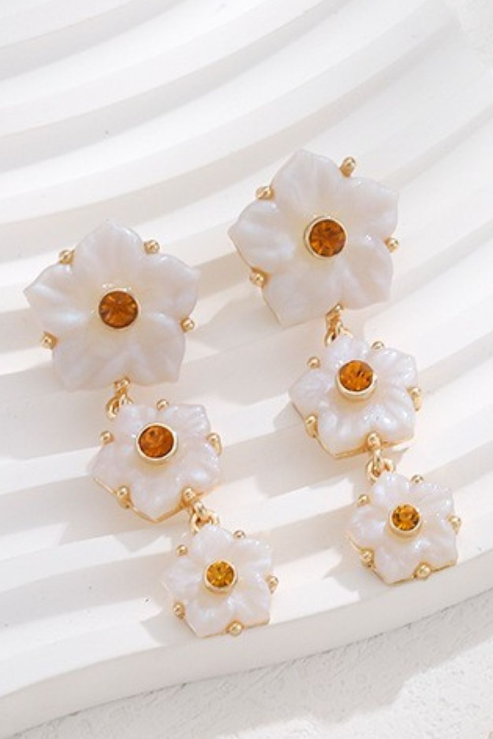 Uylees Boutique Contrast Resin Flower Earrings